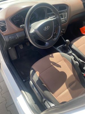 HYUNDAI i20 1.25i HATCHBACK